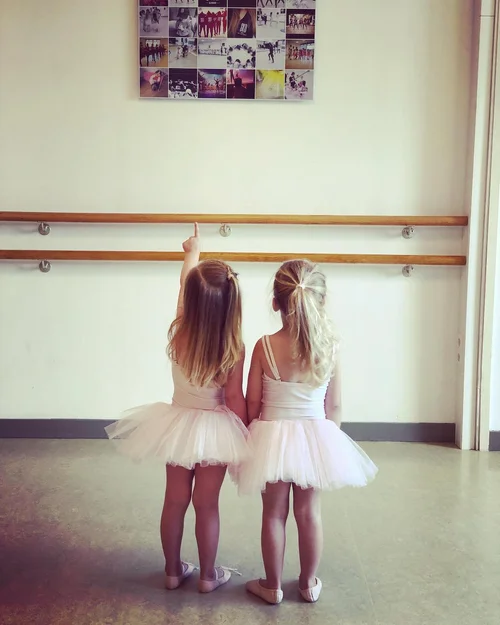 Groep dansers tijdens een streetdance repetitie