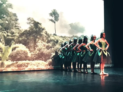 Sophie geeft aanwijzingen in de studio